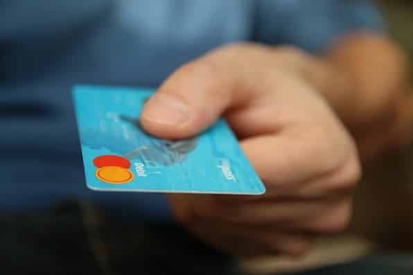crédito ou débito qual opção escolher na hora das compras