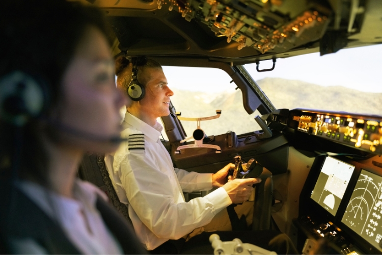 Saiba quanto ganha um piloto comercial de avião e como é o caminho até se tornar um profissional tão importante para a aviação.