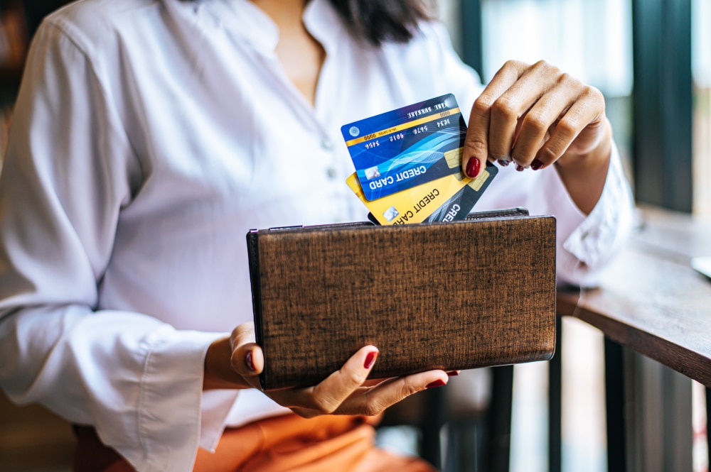 Descubra como o cartão de crédito pode ser um aliado financeiro, facilitando compras e oferecendo benefícios como pontos e cashback.