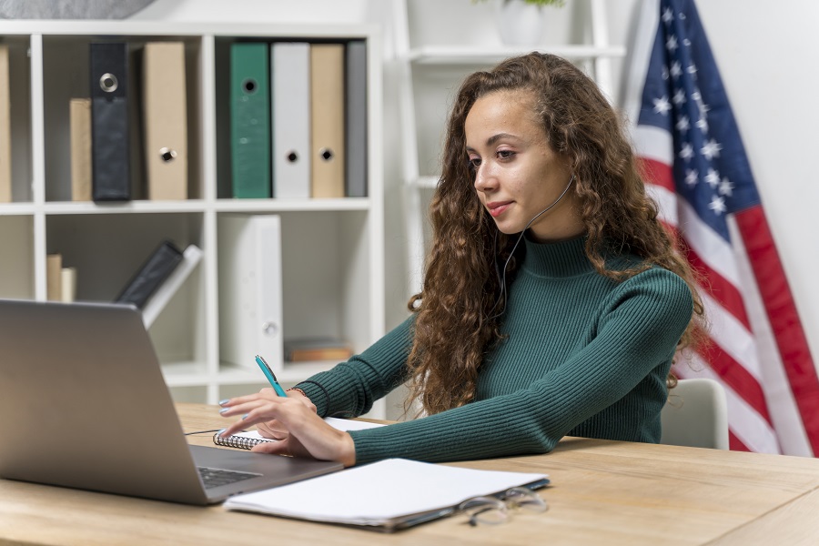 Entenda por que o inglês é essencial no marketing digital e como o domínio do idioma pode abrir portas para estratégias globais e melhores resultados.