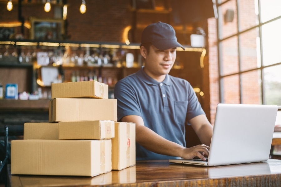 Descubra como iniciar um negócio de vendas online com MEI, compras à vista e reinvestimento inteligente para crescer de forma sustentável.